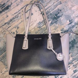 Beautiful Michael Kors voyager tote